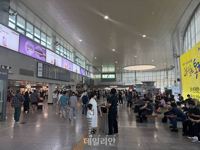 추석 연휴 첫날인 24일 오후 전남광주 광산구 광주송정역 대합실에서 시민들이 대기하고 있다. ⓒ데일리안 김수현 기자