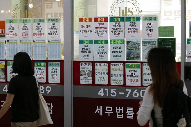서울의 한 부동산 밀집 상가에 매물 안내문이 게시돼 있다. 뉴시스