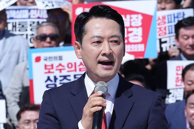 장동혁 국민의힘 대표가 22일 국회 본관 앞에서 열린 이재명 정권 실정 대국민 보고대회에서 발언을 하고 있다. 임현동 기자