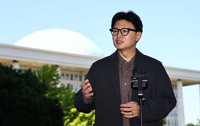 한동훈 무소속 의원이 20일 서울 여의도 국회 의원회관 앞에서 김승원 법무부 장관 후보자 사퇴와 관련한 브리핑을 하고 있다. 김종호 기자