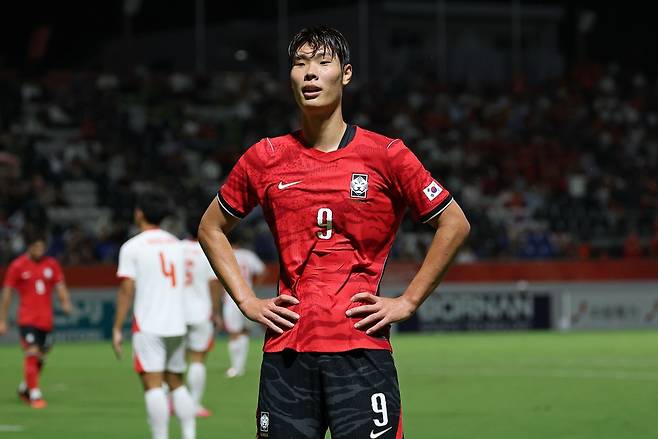 이민성호의 최전방 스트라이커 이영준이 내용보다 결과를 보여주겠다고 말했다. 이영준이 25일 일본 나고야시 미즈호 공원 럭비 경기장에서 열린 대한민국과 베트남의 2026 아이치∙나고야 하계아시안게임 축구 남자 8강전에서 멀티 골을 터뜨려 팀의 4-0 대승을 이끌었다. 소속팀 그라스호퍼 취리히의 약속 불이행으로 인해 이민성호에 지난 21일에야 합류한 이영준은 지난 22일 사우디아라비아전에 교체로 출전하며 몸을 푼 뒤, 베트남전에 훨훨 날았다. 연합뉴스
