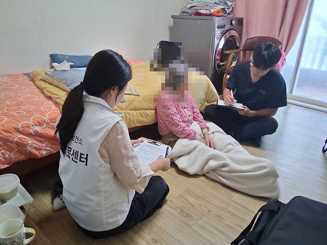 ▲계룡시 의료·요양 통합돌봄 재택의료팀이 어르신의 자택을 방문해 건강 상태를 살피고 상담을 진행하고 있다.