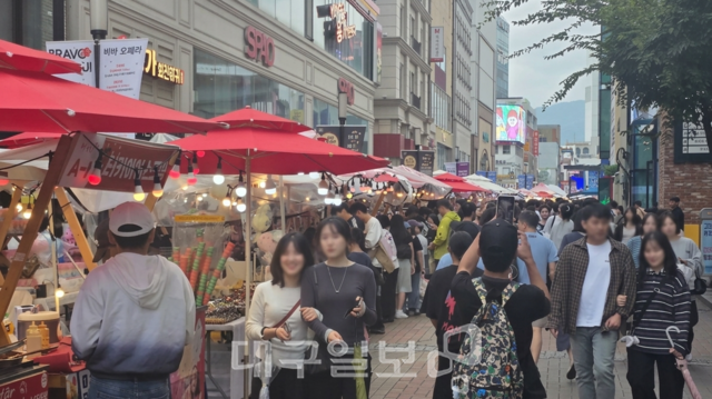 추석 연휴 마지막 날인 27일 대구 중구 동성로 일대가 막바지 휴일을 즐기러 나온 시민들의 발길로 북적이고 있다. 김용국 기자