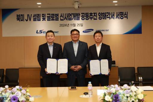 LS일렉트릭과 삼성물산은 지난 2024년 11월 25일 서울 태평로 삼성본관빌딩에서 글로벌 신사업개발 공동 추진 양해각서(MOU) 서명식을 가졌다. (왼쪽부터) 김종우 LS일렉트릭 전력CIC COO, 구자균 LS일렉트릭 회장, 이재언 삼성물산 상사 부문 대표이사 사장이 양해각서 체결 후 기념 촬영을 하는 모습. / 삼성물산