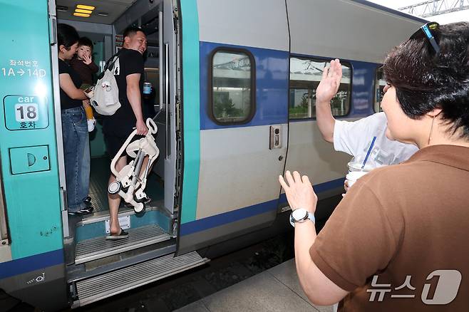 추석 연휴 마지막 날인 27일 오전 경북 포항 KTX 역에서 할아버지와 할머니가 손녀를 배웅하고 있다. 2026.9.27 ⓒ 뉴스1 최창호 기자