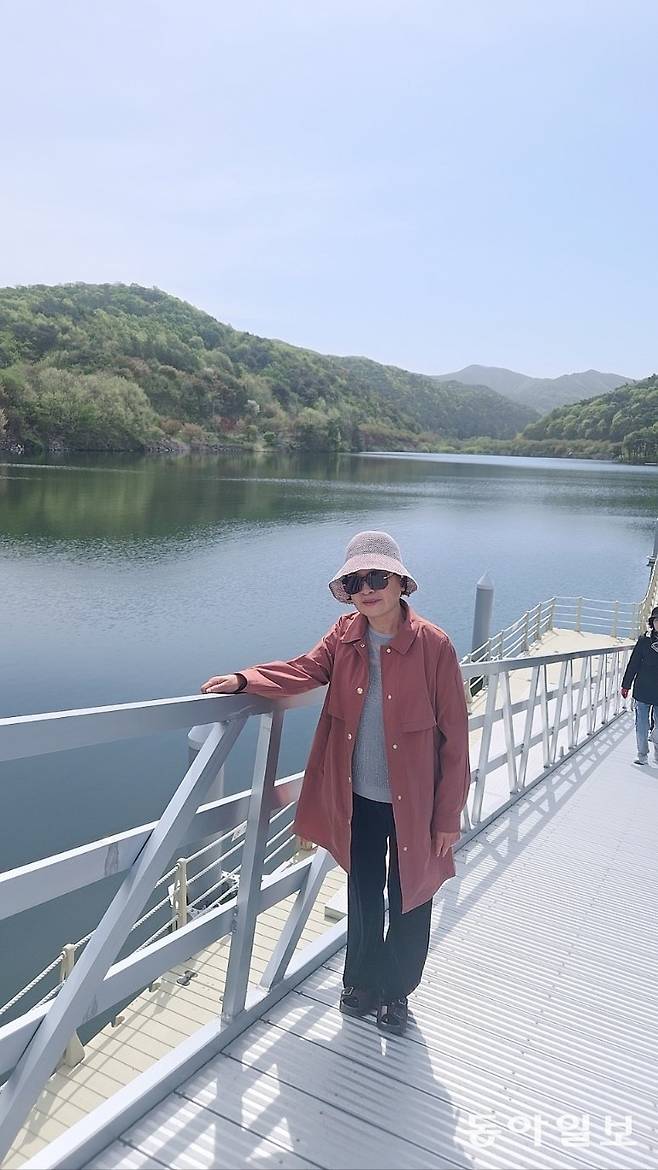 지난해 화창한 봄을 맞아 인근 호수를 찾아 휴식의 한 때를 보내고 있는 김 대표.