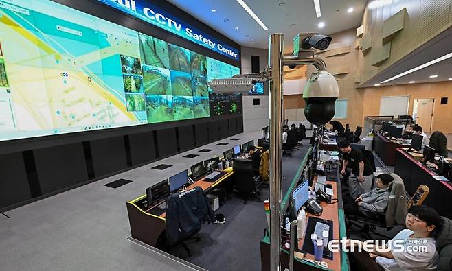 서울 마포구 서울시CCTV안전센터에서 관제요원이 관내 CCTV 관제를 하고 있다. 이동근기자 foto@etnews.com