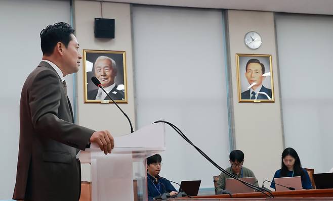 ▲ 국민의힘 장동혁 대표가 27일 국회에서 농지 전수조사, 비무장지대(DMZ) 지뢰폭발 추정 사고 등 현안과 관련해 기자회견을 하고 있다. 연합뉴스