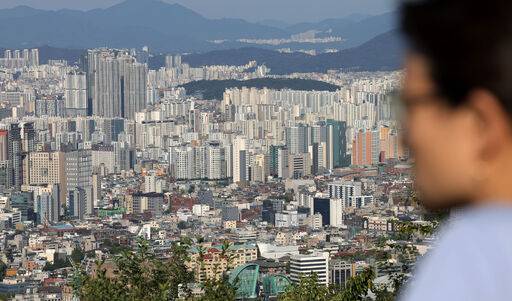 서울 아파트 전셋값이 역대 최고치를 기록한 가운데 20일 서울 용산구 남산에서 아파트 단지가 보이고 있다. 뉴시스