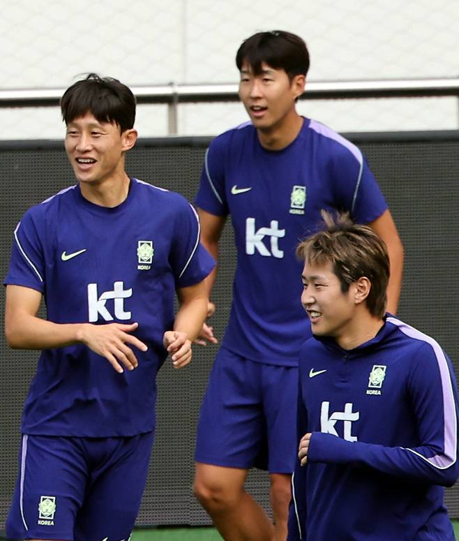 우루과이와 경기를 펼칠 대한민국 축구대표팀 이강인, 이재성, 손흥민이 27일 서울월드컵경기장에서 훈련을 하고 있다. 뉴시스