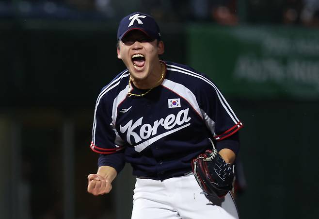 27일 일본 아이치현 도요하시 시민구장에서 열린 2026 아이치·나고야 아시안게임 결승 한국과 일본의 경기. 마무리 투수 박영현이 승리 후 기뻐하고 있다. 연합뉴스