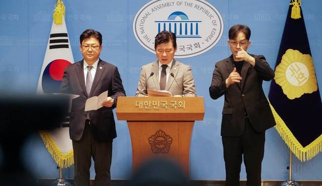 28일 구자근(가운데)·강명구(왼쪽) 국회의원이 국회 소통관에서 육영수 여사 피격사건을 소재로 한 영화 '암살자(들)'을 둘러싼 역사왜곡 논란과 관련한 기자회견을 갖고, 제작진에게 근거 공개와 사과 및 정정조치를 촉구하고 있다. 구자근 의원 SNS 캡처