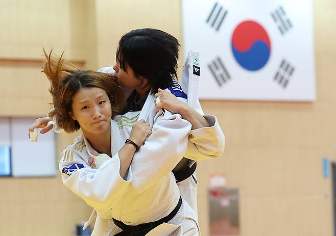 유도 국가대표 김지수가 9일 충북 진천군 진천국가대표선수촌에서 열린 2026 아이치·나고야 아시안게임 유도 국가대표팀 미디어데이 공개 훈련에서 연습하고 있다. 연합뉴스