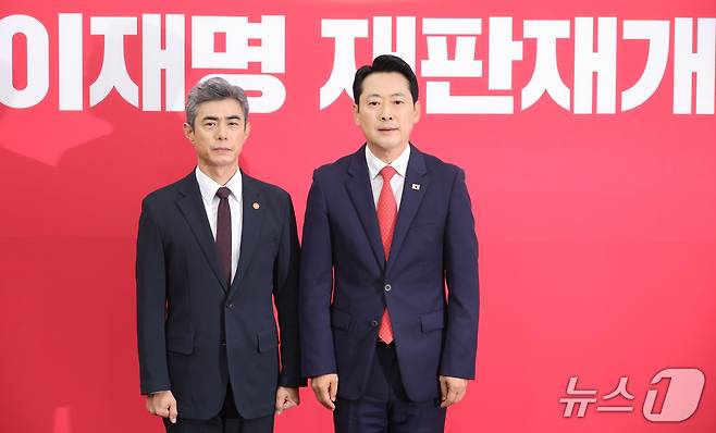 장동혁 국민의힘 대표가 28일 서울 여의도 국회에서 강신철 신임 국방부 장관을 접견하며 기념 촬영을 하고 있다. 2026.9.28 ⓒ 뉴스1 신웅수 기자