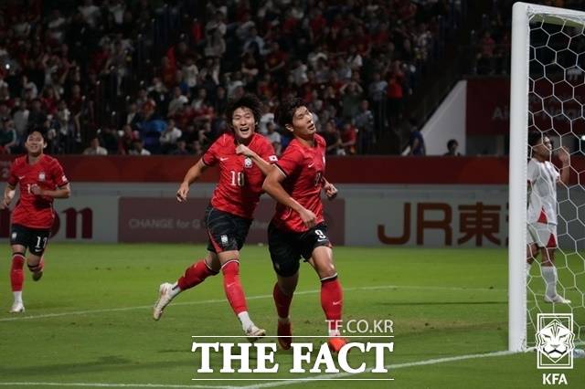 이민성호의 이영준(9번)이 25일 베트남과 2026 아시안게임 남자축구 8강전에서 선제골을 넣은 뒤 배준호와 세리머니하고 있다./나고야=KFA