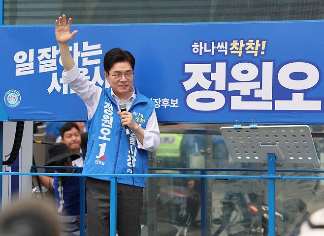 더불어민주당 정원오 전 서울시장 후보가 지난 5월 26일 서울 관악구 신림역 인근에서 유세차에 올라 지지를 호소하고 있다. /연합뉴스