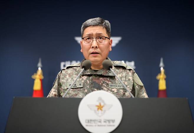 권대원 합동참모본부 차장이 28일 오후 서울 용산구 국방부에서 DMZ 지뢰 폭발 사고 관련 브리핑을 하고 있다. 뉴시스