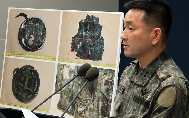 양진혁 합동참모본부 작전부장이 28일 서울 용산구 국방부에서 열린 ‘비무장지대 지뢰 추정 폭발 사고’ 관련 브리핑에서 관련 자료를 설명하고 있다. 연합뉴스