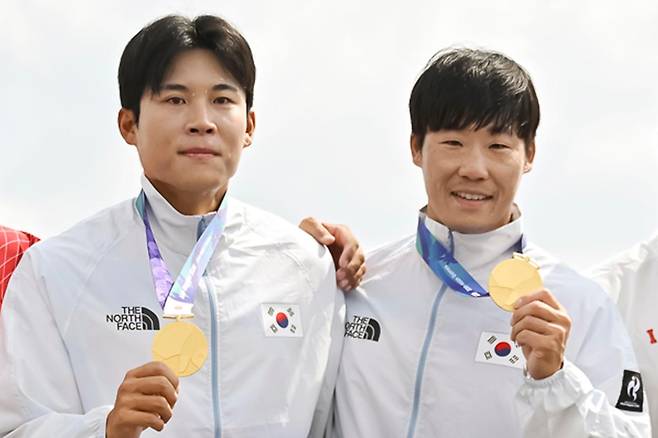 김효빈(왼쪽)과 조광희가 25일 일본 아이치현 미요시시 미요시호 카누경기장에서 열린 2026 아이치·나고야 아시안게임 카누 스프린트 남자 카약 2인승(K-2) 500m 시상식에서 금메달을 목에 걸고 기념 촬영을 하고 있다. 전날 남자 카약 4인승 500m에서 한국의 이 종목 첫 아시안게임 금메달을 합작한 두 선수는 이틀 연속 정상에 오르며 대회 2관왕을 차지했다. 미요시=하상윤 기자