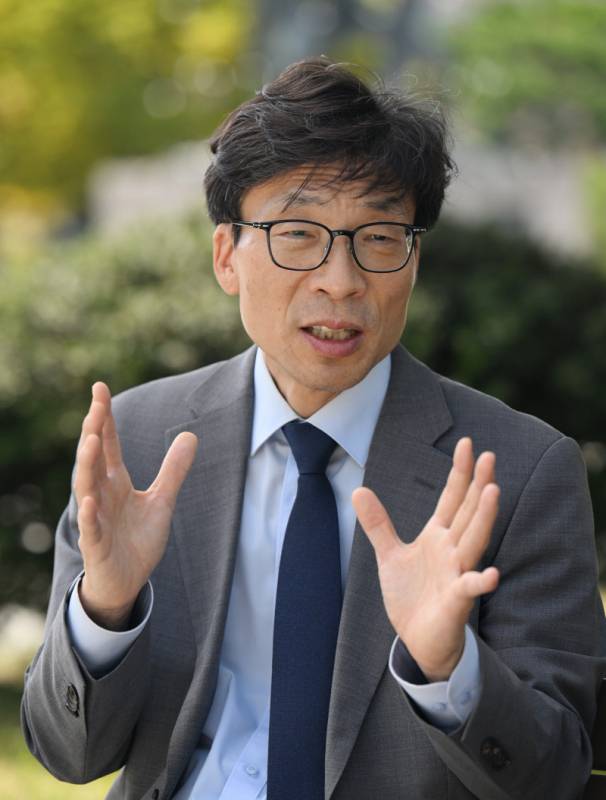 ▲ 송상교 진실·화해를위한과거사정리위원회 위원장이 18일 강원대 미래광장에서 본지와 인터뷰를 하고 있다. 방도겸기자