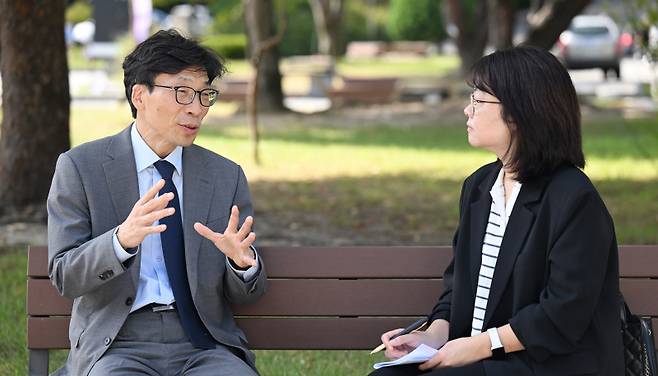 ▲ 송상교 진실·화해를위한과거사정리위원회 위원장이 18일 강원대 미래광장에서 박지은 정치부장과 인터뷰를 하고 있다. 방도겸기자