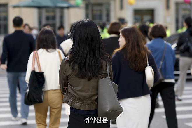 서울 광화문네거리에서 시민들이 횡단보도를 건너고 있다. 문재원 기자