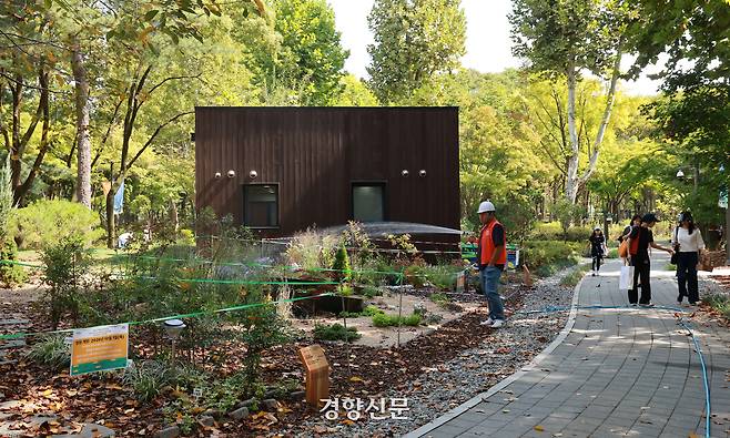 28일 서울 양재동 매헌시민의숲에서 서울국제정원박람회를 앞두고 한 관계자가 조성된 정원에 물을 주고 있다. 2026.9.28. 정지윤 선임기자