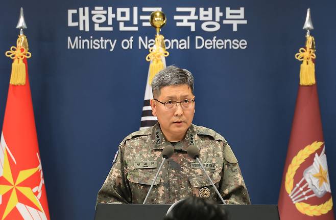 권대원 합동참모본부 차장이 28일 서울 용산구 국방부에서 ‘비무장지대 지뢰 추정 폭발 사고’ 관련 브리핑을 하고 있다. 연합뉴스