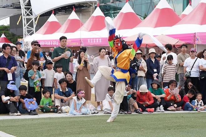 29일 안동국제탈춤페스티벌에서는 세계 각국의 춤과 우리 전통탈춤을 한자리에서 만날 수 있는 공연이 이어진다. 안동시 제공