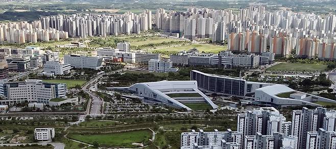 충남도청사와 내포신도시. 충남도 제공
