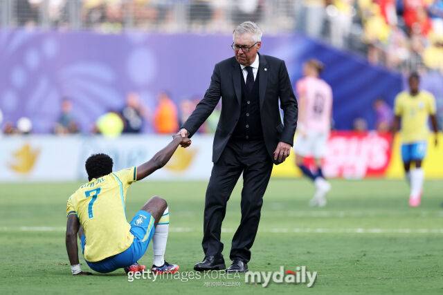 안첼로티 브라질 축구대표팀 감독이 2026년 7월 뉴저지 스타디움에서 열린 노르웨이와의 2026 북중미 월드컵 16강전에서 패배한 뒤 선수들을 위로하고 있다./게티이미지코리아