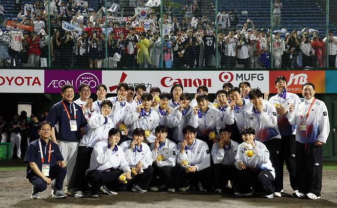 지난 27일 일본 아이치현 도요하시 시민구장에서 열린 ‘2026 아이치·나고야 아시안게임’ 야구 결승에서 금메달을 차지한 대한민국 대표선수들이 기념사진을 촬영하고 있다. 도요하시(일본)=연합뉴스