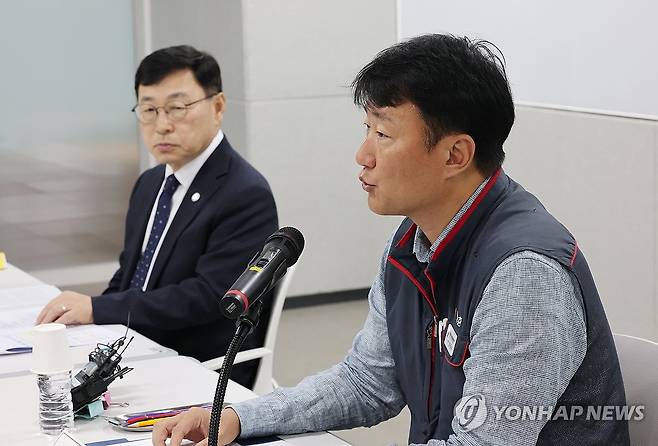 인사말 하는 양경수 민주노총 위원장 (서울=연합뉴스) 김주형 기자 = 양경수 민주노총 위원장이 28일 서울 용산구 서울시교육청에서 열린 지방교육재정교부금 개편안 반대 및 교육자치·교육재정 위기 대응을 위한 민주노총-서울시교육청 정책간담회에서 인사말 하고 있다. 왼쪽은 정근식 서울시 교육감. 2026.9.28 kjhpress@yna.co.kr