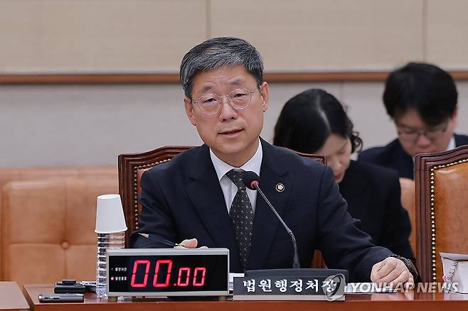 법사위 긴급현안질의에서 답하는 노경필 법원행정처장 (서울=연합뉴스) 신현우 기자 = 노경필 법원행정처장이 28일 국회 법제사법위원회 전체회의에서 열린 긴급현안질의에서 법사위원 질의에 답하고 있다. 2026.9.28 nowwego@yna.co.kr