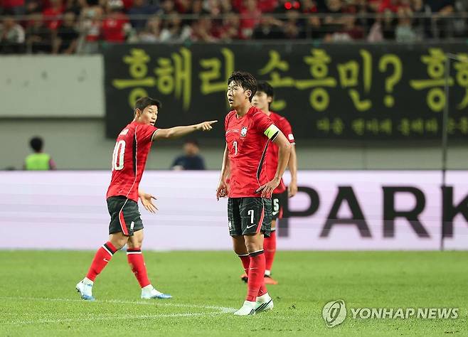 손흥민 추격골 (서울=연합뉴스) 신준희 기자 = 28일 서울월드컵경기장에서 열린 축구 대한민국과 우루과이의 평가전.
한국 주장 손흥민이 득점을 한 뒤 서둘러 센터서클에 자리하고 있다. 2026.9.28 hama@yna.co.kr