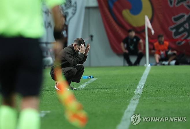 주저앉은 모레노 (서울=연합뉴스) 신준희 기자 = 28일 서울월드컵경기장에서 열린 축구 대한민국과 우루과이의 평가전.
한국 모레노 감독이 연속으로 골을 허용한 뒤 주저앉아 얼굴을 감싸고 있다. 2026.9.28 hama@yna.co.kr