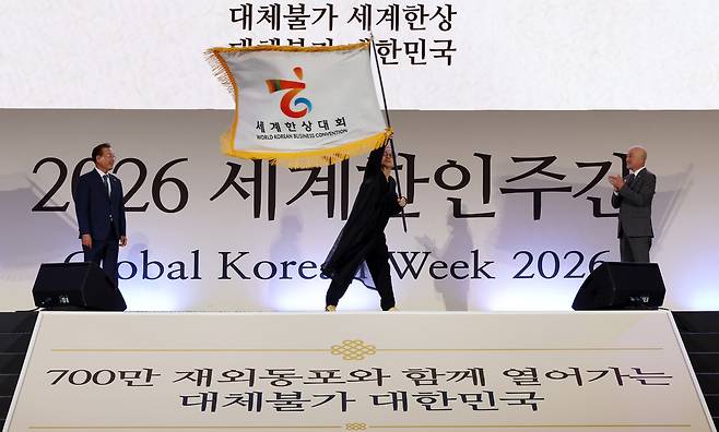 29일 인천 연수구 송도컨벤시아에서 열린 '2026 제24차 세계한상대회'에 참석한 하경서 세계한상대회 대회장이 한상기를 흔들어 보이고 있다./김경민 기자 time20406@incheonilbo.com
