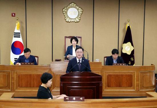 하동군이 재난 대응과 민생안정, 현안사업의 추진을 위해 8179억원 규모의 2회 추경예산안을 편성, 의회에 제출했다. 사진은 29일 오전 열린 제352회 하동군의회 임시회 1차 본회의에서 추경예산안에 대한 제안설명을 하고 있는 김현수 하동군수의 모습. 사진=하동군