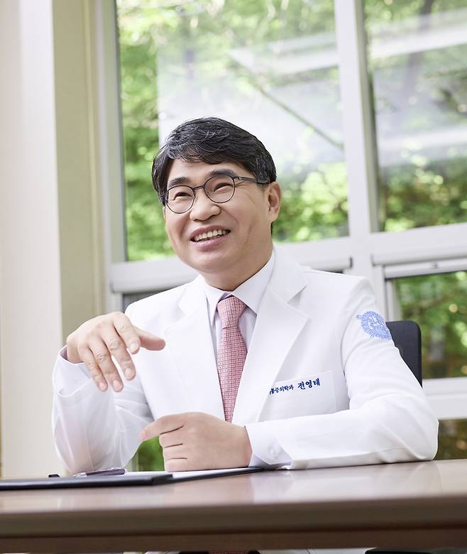 ▲분당서울대병원장이 최근 에너지경제신문과의 인터뷰에서 “중증진료를 중심으로 한 스마트의료를 이끄는 세계적 병원으로 도약할 것"이라며 환한 표정을 짓고 있다. 사진=분당서울대병원