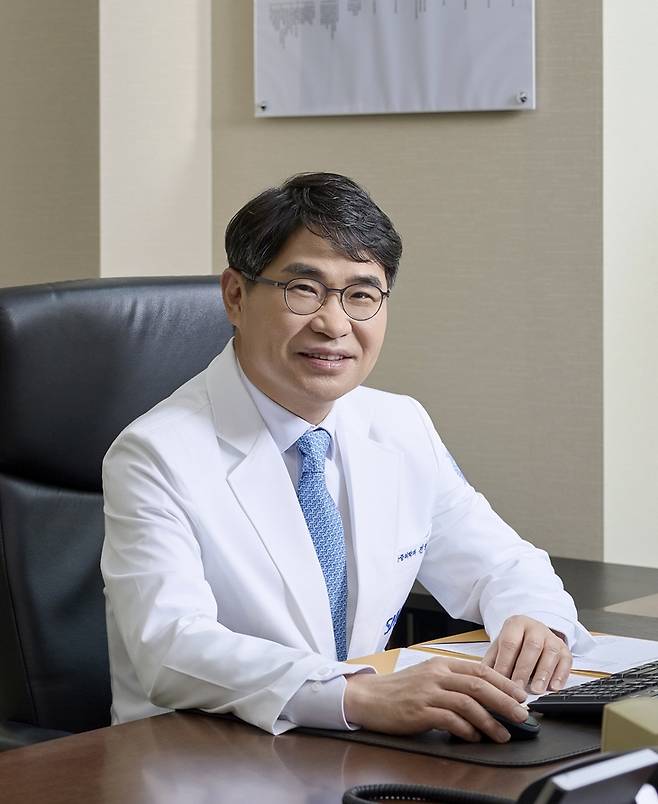 ▲전영태 분당서울대병원장이 집무실에서 포즈를 취했다. 그는 “환자가 병원을 찾기 전 건강관리부터 진료·협진, 퇴원 후 예후 관리까지 환자의 여정 전체를 하나로 잇는 것이 스마트 병원의 방향"이라고 설명했다. 사진=분당서울대병원