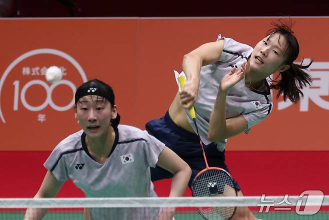 대한민국 이소희, 백하나가 29일 일본 이치노미야 시립체육관에서 열린 2026 아이치·나고야 아시안게임 배드민턴 여자 복식 결승전에서 중국 탄닝, 류성수와 맞대결을 펼치고 있다. 2026.9.29 ⓒ 뉴스1 안은나 기자
