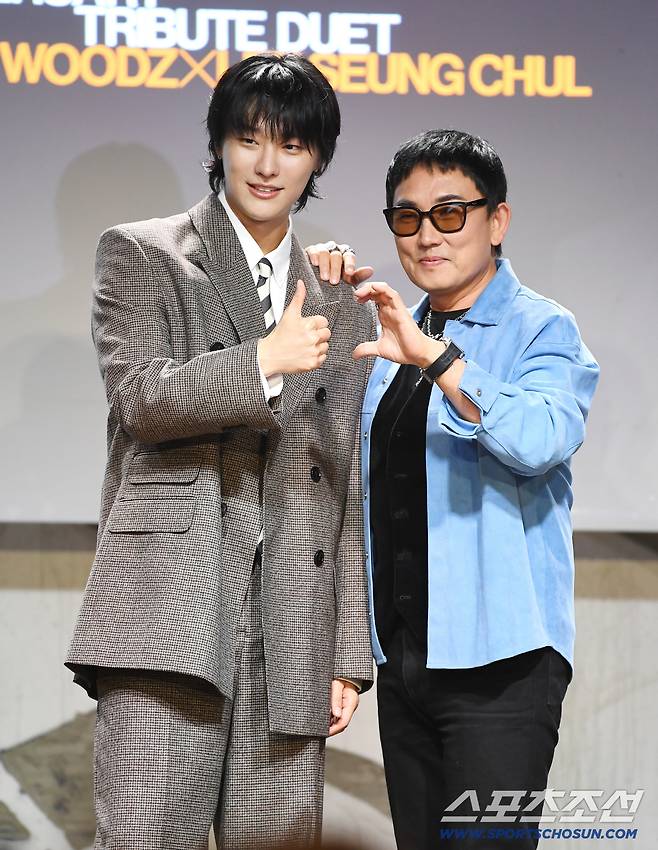 29일 오후 서울 이태원동 현대카드 언더스테이지에서 가수 이승철 데뷔 40주년 기념 음감회가 열렸다. 이승철과 우즈가 포즈 취하고 있다. 정재근 기자 cjg@sportschosun.com/2026.9.29/