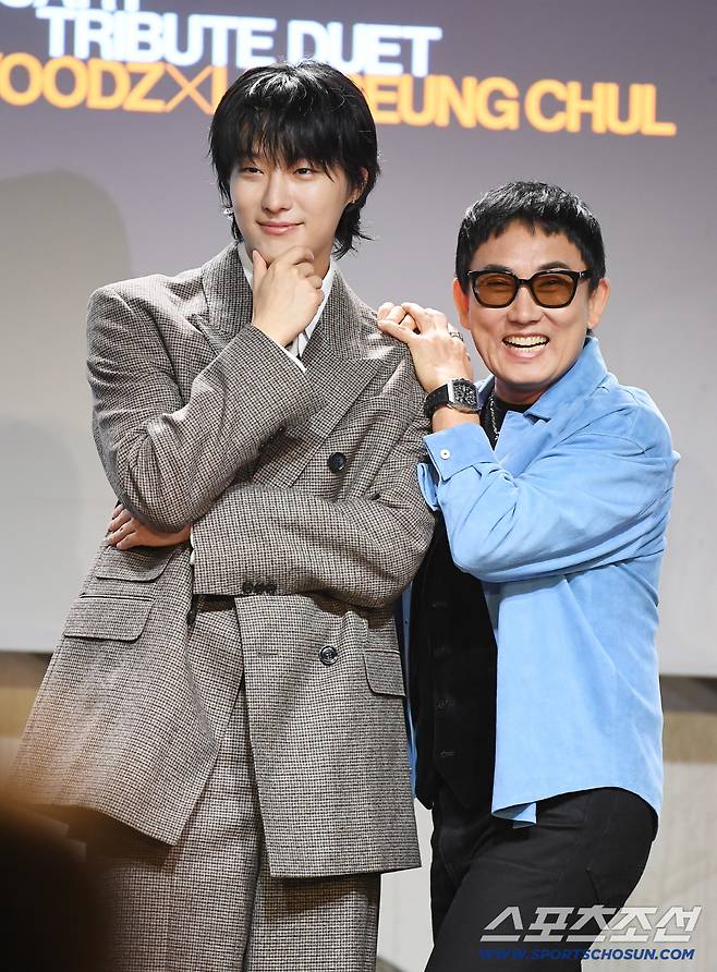 29일 오후 서울 이태원동 현대카드 언더스테이지에서 가수 이승철 데뷔 40주년 기념 음감회가 열렸다. 이승철과 우즈가 함께 포즈 취하고 있다. 정재근 기자 cjg@sportschosun.com/2026.9.29/