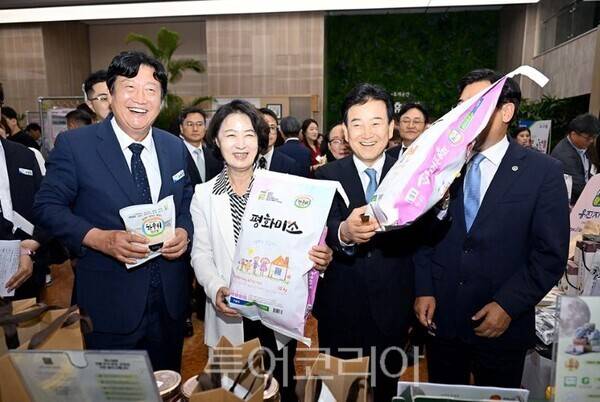 손배찬 파주시장(왼쪽0과 추미애 경기지사, 정동영 통일부 장관/투어코리아뉴스 김경남 기자 사진=파주시