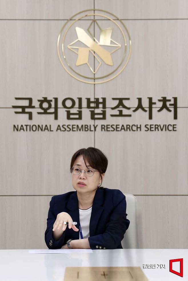 허민숙 국회 입법조사관이 국회에서 아시아경제와 인터뷰하고 있다.