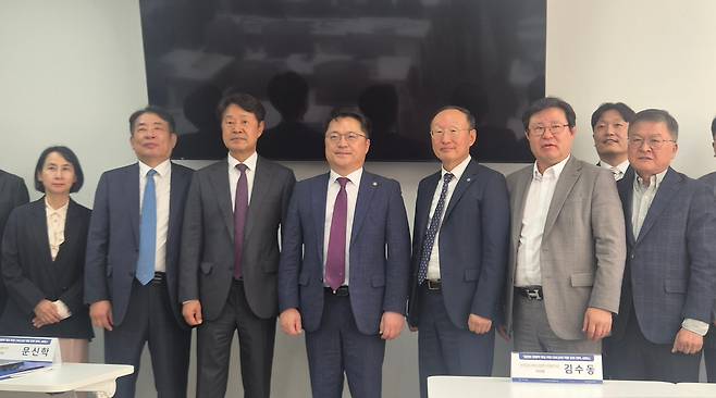 29일 경기도 판교 제2테크노밸리 위든타워에서 열린 ‘글로벌 경쟁력 확보를 위한 CMC산업 역량 강화 전략’ 세미나에 참석한 산학연 전문가들./염현아 기자