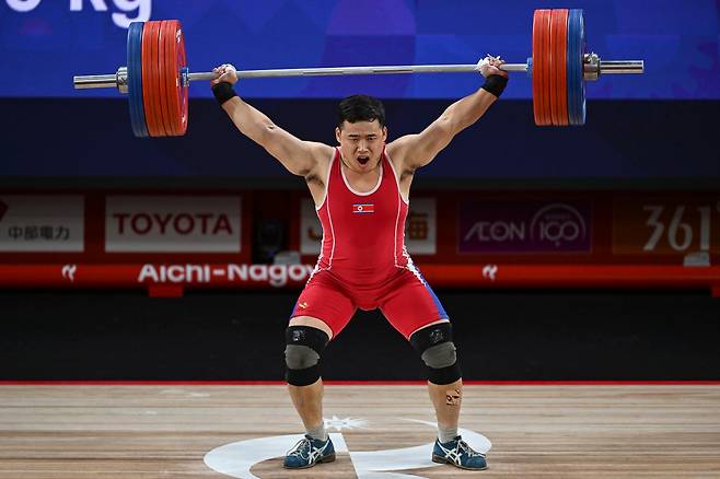 북한 로광렬이 28일 일본 나고야시 중소기업진흥회관에서 열린 2026 아이치·나고야 아시안게임 역도 남자 85㎏급 인상 경기에서 바벨을 들어 올리고 있다. 로광렬은 인상 165㎏, 용상 214㎏, 합계 379㎏의 세계신기록으로 금메달을 차지했다. 나고야=하상윤 기자