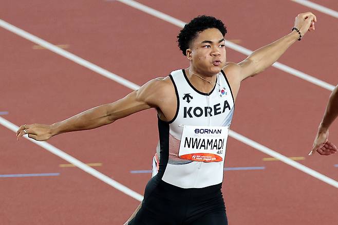 조 1위로 100m 준결승 통과하는 조엘진(나고야=연합뉴스) 이동해 기자 = 25일 일본 나고야 미즈호 공원 육상경기장에서 열린 2026 아이치·나고야 아시안게임 육상 남자 100m 준결승에서 한국 나마디 조엘진이 결승선을 통과한 뒤 기뻐하고 있다. 2026.9.25