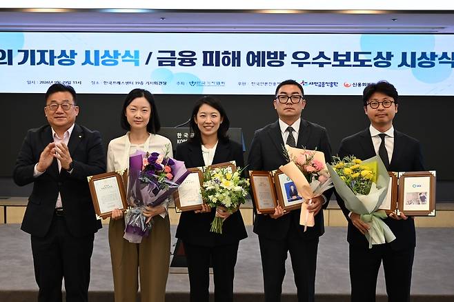 <고요 속에 묻힌 혈세-불교계 예산 10년치 전수분석> 보도로 이달의 기자상을 수상한 SBS 기자들. /한국기자협회