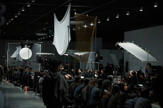오민 '동시, 퍼포먼스', (2025). 포토그래퍼 이동웅, 서울시립 서서울미술관 제공